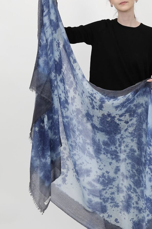 BORDERED DENIM SCARF IN HAND DYED CASHMERE - Image 3