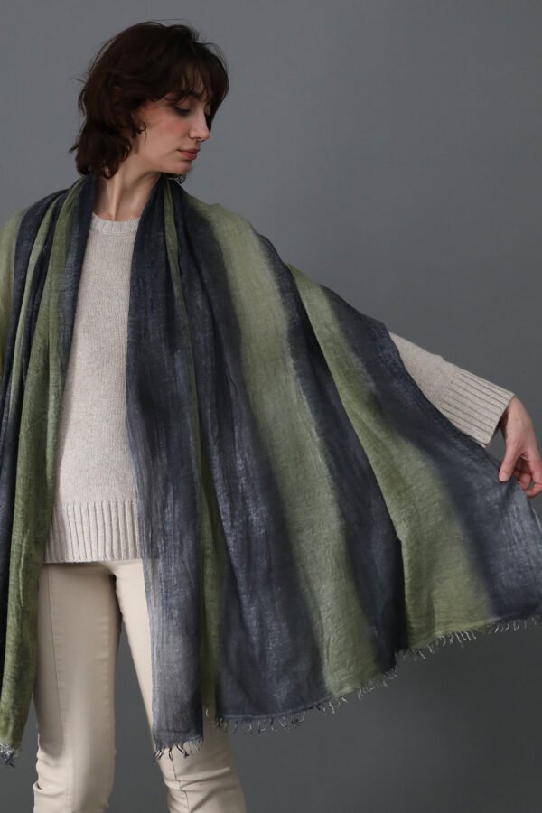 BRONZE BANDA SCARF IN HAND DYED CASHMERE - Image 4